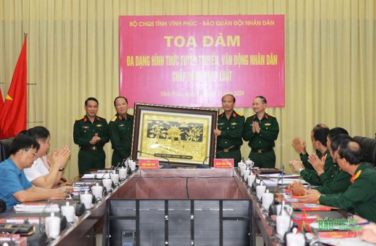 Lãnh đạo Báo Quân đội nhân dân tặng quà lưu niệm cho Bộ Chỉ huy Quân sự tỉnh Vĩnh Phúc. Lãnh đạo Báo Quân đội nhân dân tặng quà lưu niệm cho Bộ Chỉ huy Quân sự tỉnh Vĩnh Phúc.