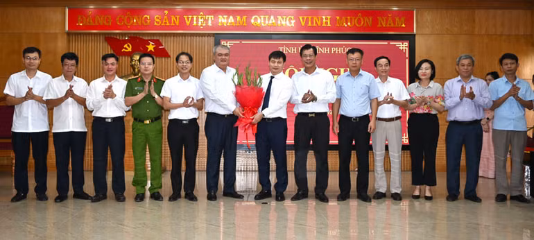 Lãnh đạo thành phố Vĩnh Yên chúc mừng tân Bí thư Thành ủy. Lãnh đạo thành phố Vĩnh Yên chúc mừng tân Bí thư Thành ủy.