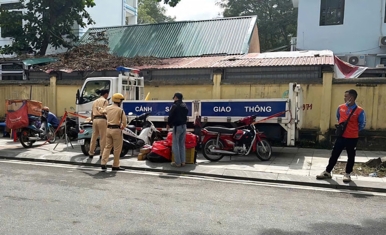 Công an thành phố Vĩnh Yên nhắc nhở, xử phạt các shipper vi phạm quy định về giao thông.