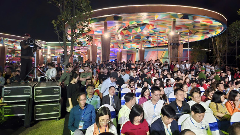 Rất đông du khách tham dự các hoạt động văn hóa tại Đại Lải. Rất đông du khách tham dự các hoạt động văn hóa tại Đại Lải.