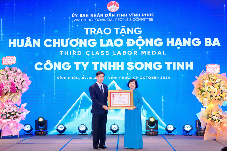 Bí thư Tỉnh ủy Dương Văn An trao Huân chương Lao động hạng Ba tặng Công ty trách nhiệm hữu hạn Song Tinh.