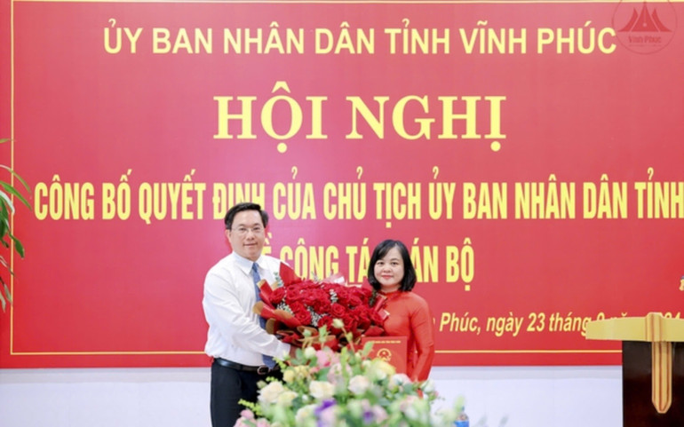 Chủ tịch Ủy ban nhân dân tỉnh Trần Duy Đông chúc mừng đồng chí Đỗ Thị Hồng Nhung được bổ nhiệm làm Giám đốc Sở Tài chính.