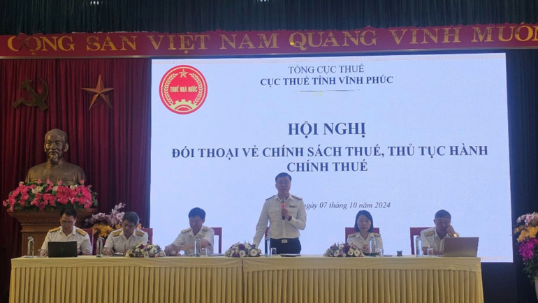 Lãnh đạo Cục Thuế tỉnh trả lời câu hỏi của người nộp thuế.