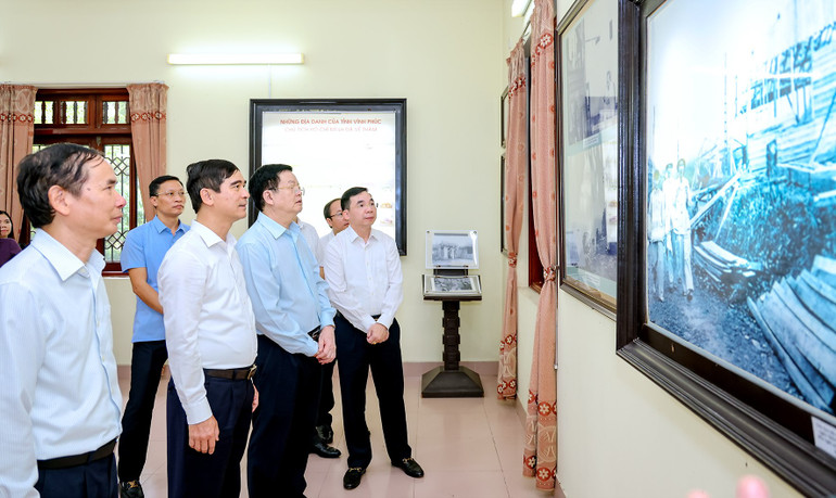 Các đồng chí lãnh đạo tham quan các hiện vật và tư liệu quý về những lần Bác Hồ về thăm Vĩnh Phúc.