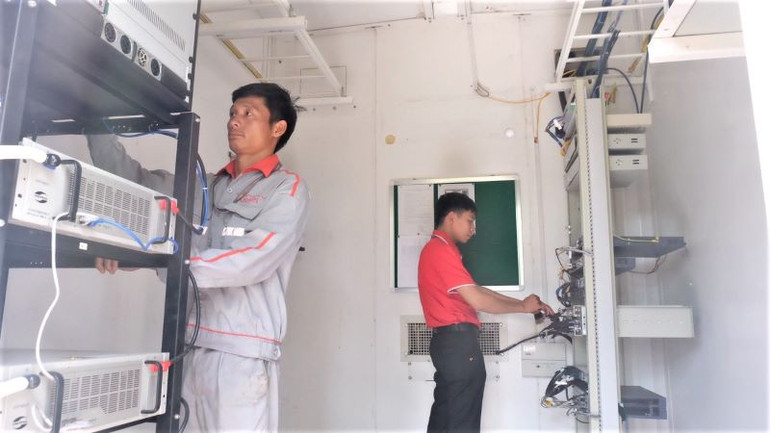 Nhân viên kỹ thuật Viettel Bình Phước bảo dưỡng các trạm BTS trên tuyến biên giới Bình Phước.