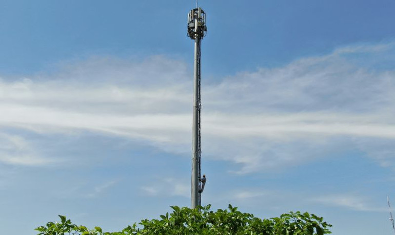 Nhân viên kỹ thuật Viettel Bình Phước bảo dưỡng trạm BTS trên tuyến biên giới Bình Phước.