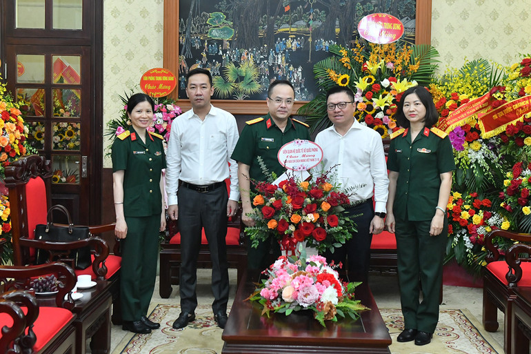 Tổng Biên tập Lê Quốc Minh tiếp Đoàn công tác Viện Quan hệ quốc tế về quốc phòng. (Ảnh: Đăng Khoa)