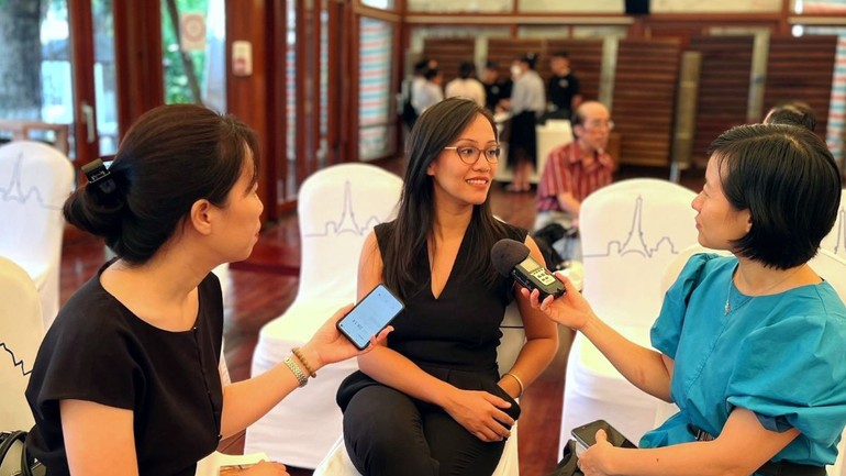 Nữ ca sĩ, diễn viên Hứa Thanh Tú (giữa) trả lời phỏng vấn về vai trò dẫn chuyện.