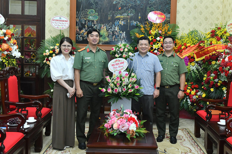 Học viện An ninh nhân dân cảm ơn sự hỗ trợ, phối hợp của Báo Nhân Dân. (Ảnh: Đăng Khoa)