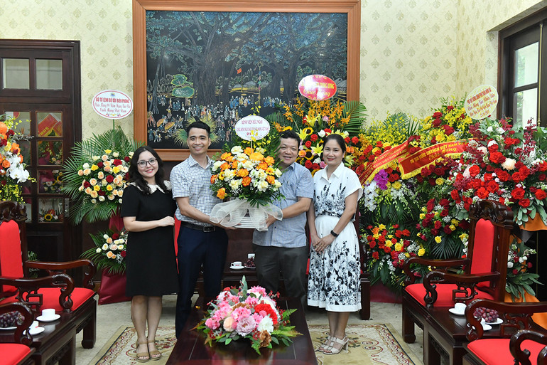 Bệnh viện Hữu nghị chúc mừng đội ngũ người làm Báo Nhân Dân. (Ảnh: Đăng Khoa)