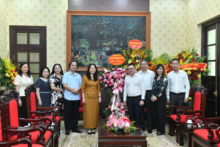 Đoàn đại biểu Văn phòng Trung ương Đảng chúc mừng Báo Nhân Dân. (Ảnh: Đăng Khoa)