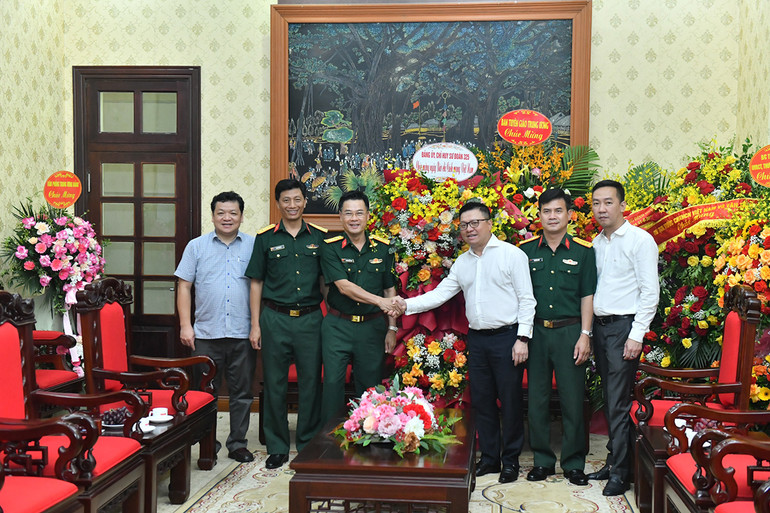 Tổng Biên tập Lê Quốc Minh cảm ơn tình cảm gắn bó Sư đoàn 325 dành cho những người làm Báo Nhân Dân. (Ảnh: Đăng Khoa)