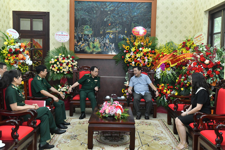 Đoàn đại biểu Bộ Tư lệnh Bộ đội Biên phòng cảm ơn sự quan tâm, đồng hành của Báo Nhân Dân dành cho lực lượng biên phòng. (Ảnh: Đăng Khoa)