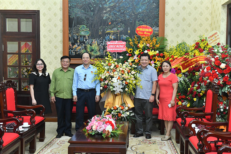 Lãnh đạo Hội Người cao tuổi Việt Nam chúc mừng Báo Nhân Dân. (Ảnh: Đăng Khoa)