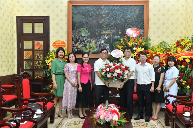 Cục Quản lý khám, chữa bệnh và Quỹ Phòng, chống tác hại của thuốc lá (Bộ Y tế) tặng hoa Báo Nhân Dân. (Ảnh: Đăng Khoa)