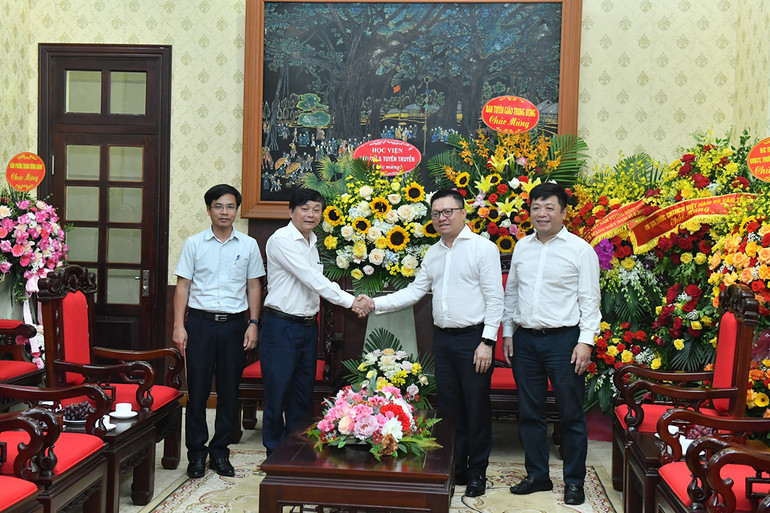 PGS,TS Phạm Minh Sơn - Giám đốc Học viện Báo chí và Tuyên truyền chúc mừng Báo Nhân Dân. (Ảnh: Đăng Khoa)