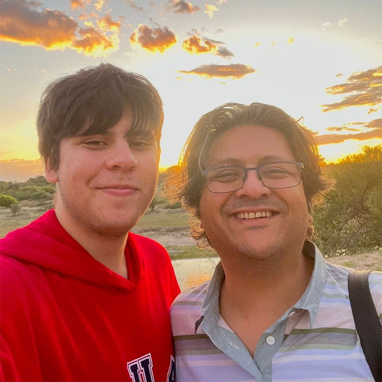 Ông Shahzada Dawood và con trai. (Ảnh: Engro Corporation Limited)