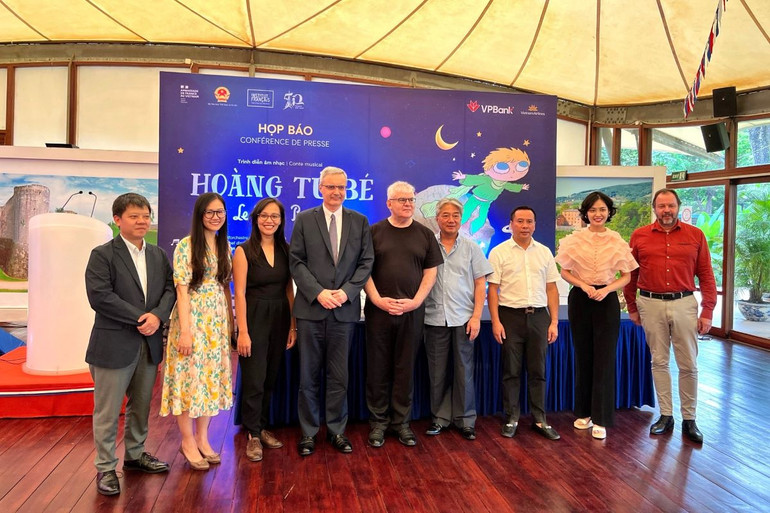 Ban tổ chức và các nghệ sĩ tham gia sự kiện.