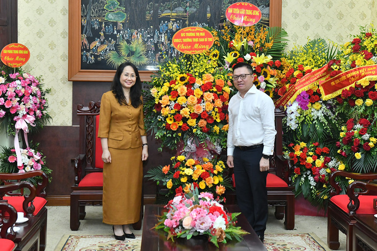 Đồng chí Lâm Thị Phương Thanh chuyển lẵng hoa của đồng chí Trương Thị Mai, Ủy viên Bộ Chính trị, Thường trực Ban Bí thư, Trưởng Ban Tổ chức Trung ương, chúc mừng Báo Nhân Dân nhân dịp 21/6. (Ảnh: Đăng Khoa)