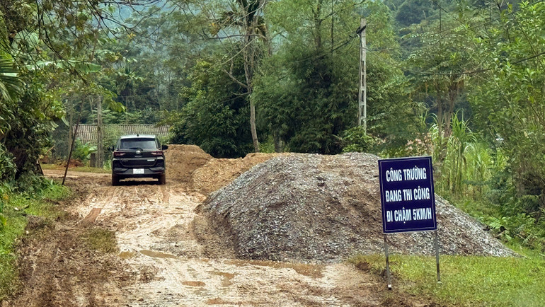 Tập kết sẵn vật liệu bây để khắc phục hư hỏng trên tuyến đường.