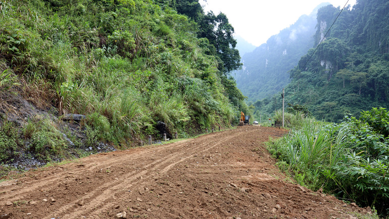Nhiều đoạn trên tuyến đường xã Hồng Quang đi xã Bình An, huyện Lâm Bình đã được tạo phẳng.
