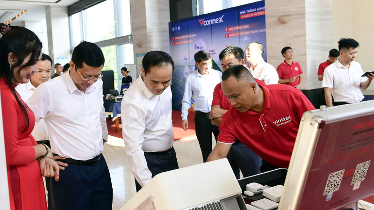 Đại biểu tham quan các mô hình chuyển đổi số.