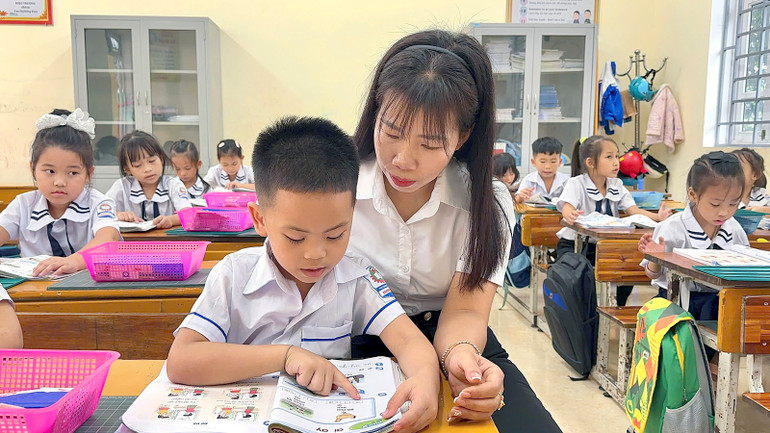 Ngoài những tiết học chính, giáo viên chủ nhiệm dạy riêng để bổ sung kiến thức cho các em học sinh đã nghỉ học thời gian dài. Ngoài những tiết học chính, giáo viên chủ nhiệm dạy riêng để bổ sung kiến thức cho các em học sinh đã nghỉ học thời gian dài.