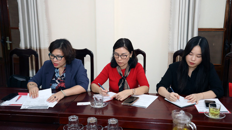 Đại diện Đại học Anh quốc Việt Nam trao đổi những nội dung liên quan các hoạt động của Câu lạc bộ Giáo dục quốc tế.