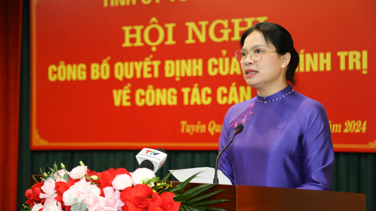 Đồng chí Hà Thị Nga, Ủy viên Trung ương Đảng, Bí thư Tỉnh ủy Tuyên Quang phát biểu nhận nhiệm vụ.