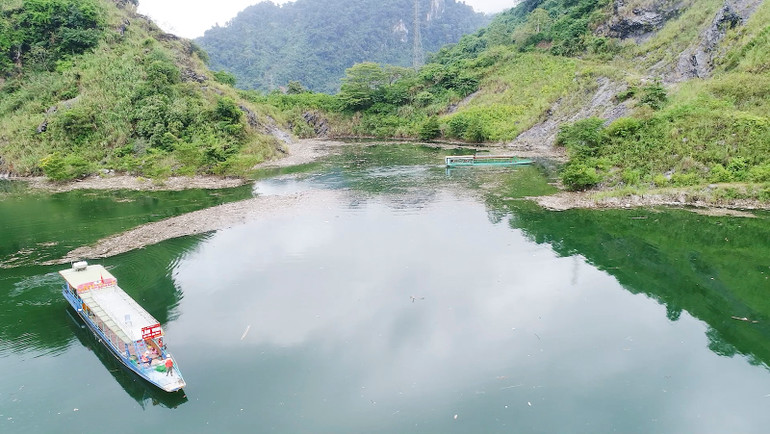 Công ty Thủy điện Tuyên Quang sử dụng thuyền kéo lưới thu gom rác khu vực lòng hồ.