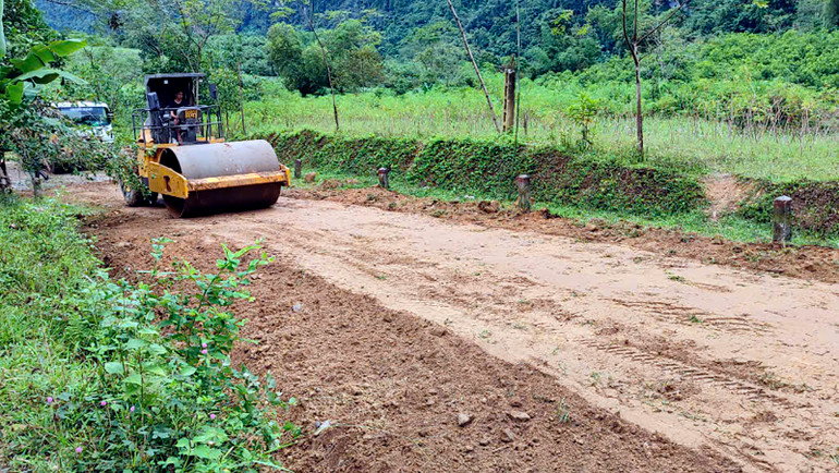 Lu nèn nền đất sẵn sàng rải bây khắc phục hư hỏng nền đường trên tuyến.