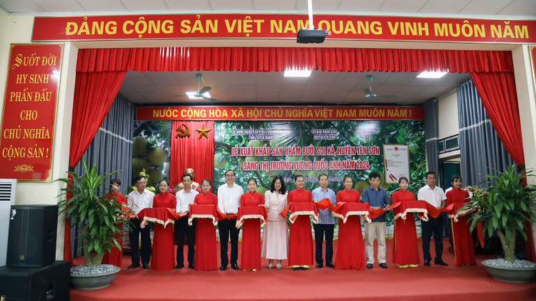 Các đại biểu cắt băng xuất khẩu sản phẩm quả bưởi Soi Hà.