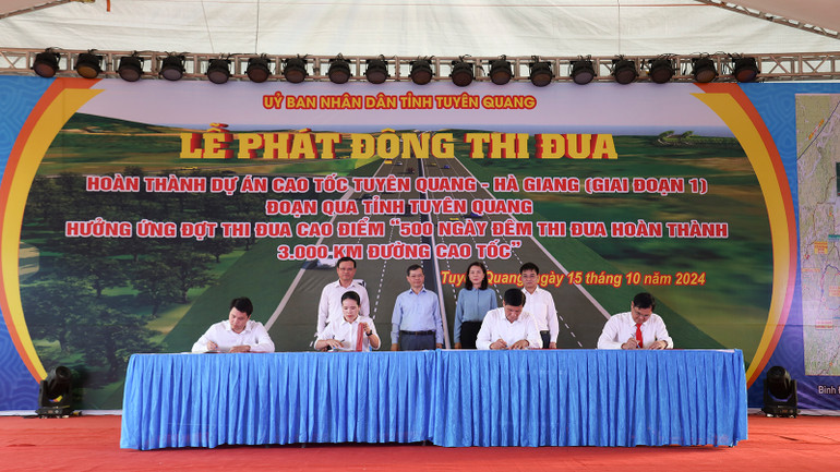 Lãnh đạo các huyện, thành phố, đơn vị thi công, chủ đầu tư ký cam kết tại lễ phát động.