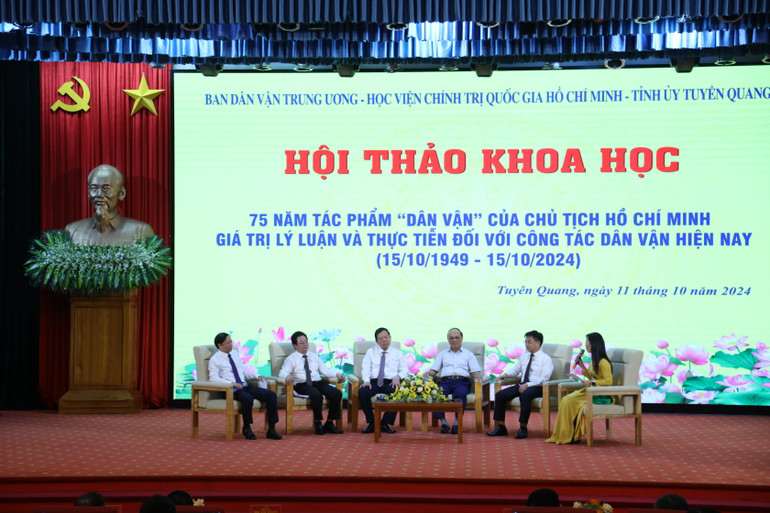 Các đại biểu tọa đàm về công tác dân vận.