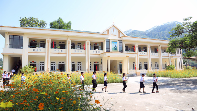 Trường tiểu học Minh Cầm, xã Đội Bình, huyện Yên Sơn, tỉnh Tuyên Quang được xây dựng khang trang, bảo đảm điều kiện dạy và học đạt chuẩn. Trường tiểu học Minh Cầm, xã Đội Bình, huyện Yên Sơn, tỉnh Tuyên Quang được xây dựng khang trang, bảo đảm điều kiện dạy và học đạt chuẩn.