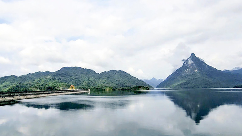 Khu vực đập thủy điện Tuyên Quang đã được làm sạch rác.