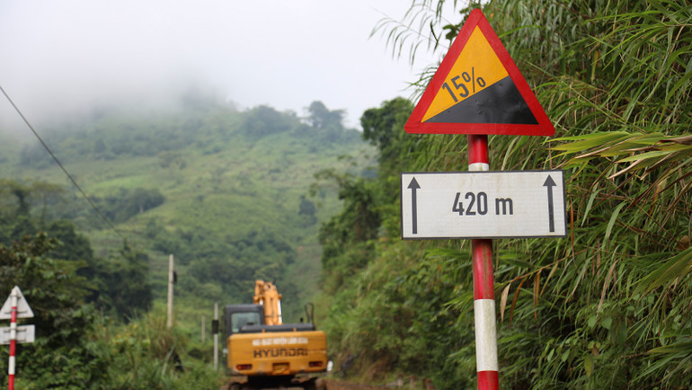 Nhiều đoạn trên tuyến có độ dốc dọc lớn, gây khó khăn trong việc thi công.