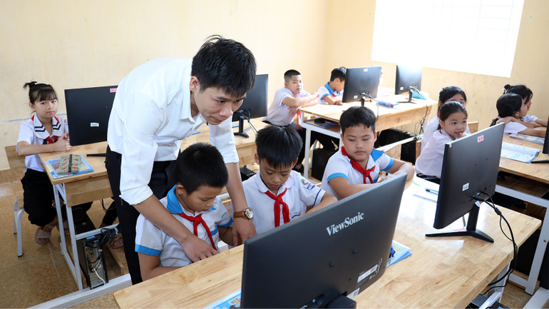 Học sinh được học tin học tại phòng máy vi tính được trang bị tại Trường tiểu học Minh Cầm mà ở điểm trường Đồng Hưng không có.