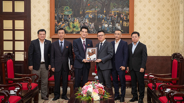 Đại sứ Ri Sung Guk nhận quà lưu niệm của Báo Nhân Dân. (Ảnh: SƠN TÙNG)