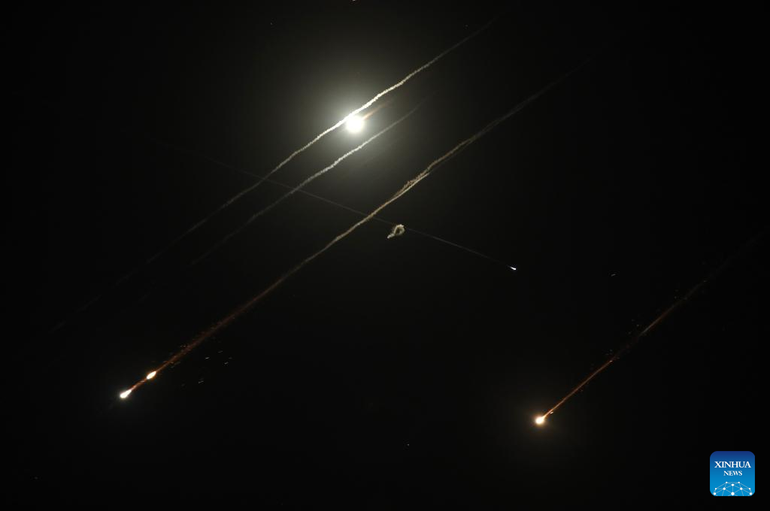 Trong bài đăng trên mạng xã hội X, sáng sớm 2/10, Bộ trưởng Ngoại giao Iran Abbas Araqchi cho biết, hành động phóng tên lửa vào lãnh thổ Israel sẽ kết thúc nếu Israel không có thêm hành động khiêu khích nào nữa. Trong trường hợp Israel đáp trả, phản ứng của Iran sẽ mạnh mẽ và dữ dội hơn nữa. (Ảnh: Tân Hoa xã)