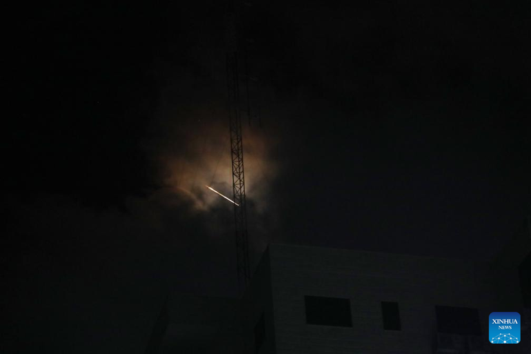 Tên lửa bay qua bầu trời phía nam Bờ Tây, ngày 1/10/2024. (Ảnh: Tân Hoa xã)