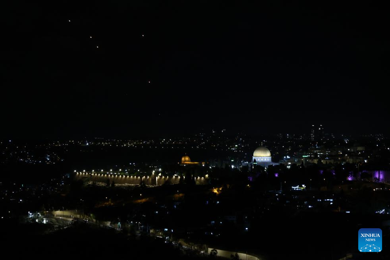 Các tên lửa bay trên bầu trời Jerusalem, ngày 1/10/2024. (Ảnh: Reuters)
