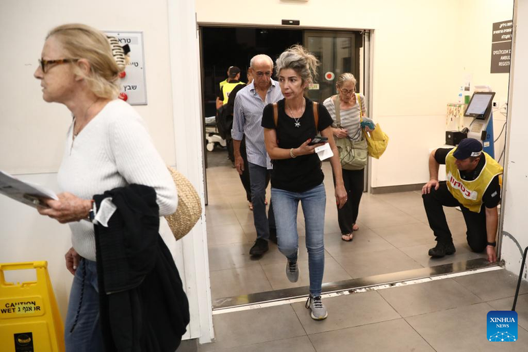 Khi còi báo động vang lên tại một trung tâm y tế ở Tel Aviv, Israel, mọi người đi trú ẩn trong phòng được bảo vệ. (Ảnh: Tân Hoa xã)