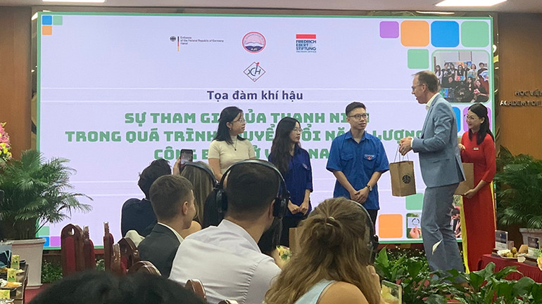Đại diện Đại sứ quán Đức tặng quà các thanh niên đã thể hiện xuất sắc trong phần tương tác mở đầu tọa đàm.