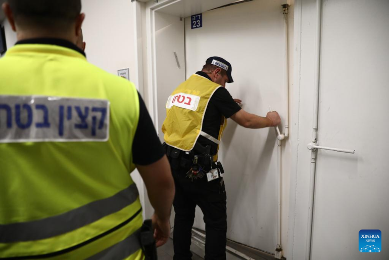 Còi báo động đã vang lên khắp Israel cùng nhiều tiếng nổ lớn và nhiều người dân Israel đã nhanh chóng sơ tán xuống hầm trú ẩn theo hướng dẫn của IDF. Ảnh: Lực lượng an ninh làm nhiệm vụ tại trung tâm y tế ở Tel Aviv, Israel. (Ảnh: Tân Hoa xã)