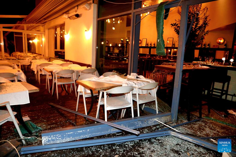 Nhà hàng tại Tel Aviv, Israel, bị hư hại sau vụ tấn công tên lửa của Iran. (Ảnh: TTXVN)