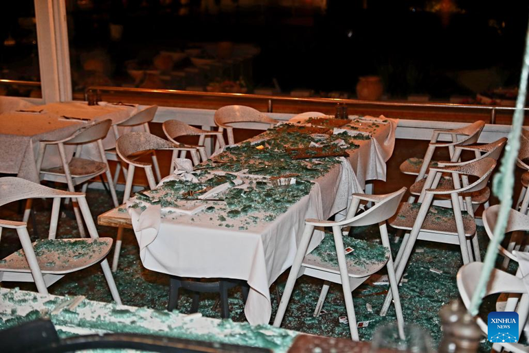 Nhà hàng tại Tel Aviv, Israel, bị hư hại sau vụ tấn công tên lửa của Iran. (Ảnh: TTXVN)