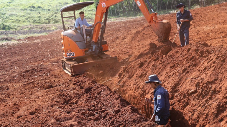 Các chiến sĩ Đội K72 tìm kiếm hài cốt liệt sĩ tại xã Phước Minh, huyện Bù Gia Mập