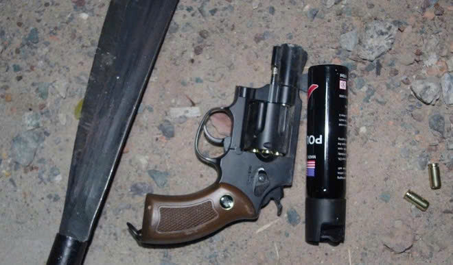 Súng và một số hung khí đối tượng Đỗ Anh Tuấn mang theo mình. (Ảnh: Công an Bình Phước)