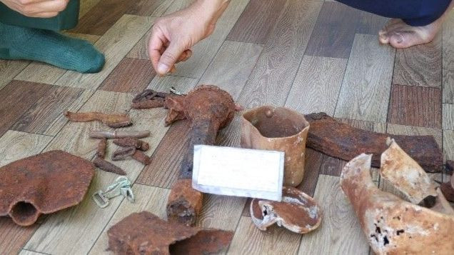 Các di vật được tìm thấy trong các phần mộ liệt sĩ.